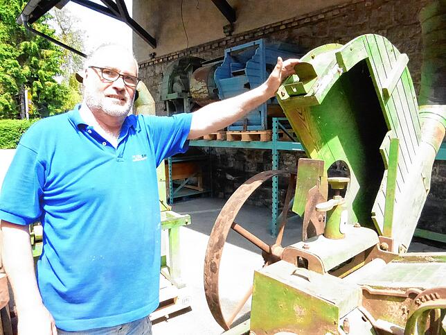 Museumschef Herbert Riegger an einem alten landwirtschaftlichen Gerät.