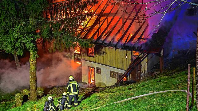 Wenn die Feuerwehr zu einem Gebäudebrand gerufen wird, bleibt der Einsatz kostenlos. Wer aber eine Ölspur verursacht, muss für die ...