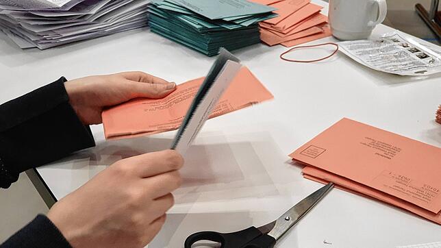 In der Stadthalle Waldshut, in der die fünf Briefwahlausschüsse der Großen Kreisstadt für die Landtagswahl untergebracht waren, öffneten ...