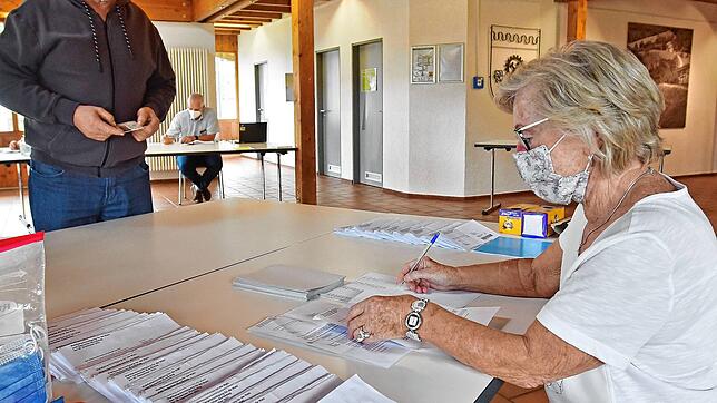 Der Wahlsonntag in Blumberg verlief wie überall unter strenger Maskenpflicht. Unser Bild zeigt die Wahlhelferin Gabi Kant beim Abgleich ...