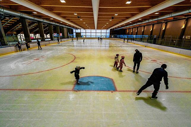 In der Eishalle 2 wird nicht nur trainiert wie hier im Januar 2020. Es gibt auch öffentliches Eislaufen für jedermann.