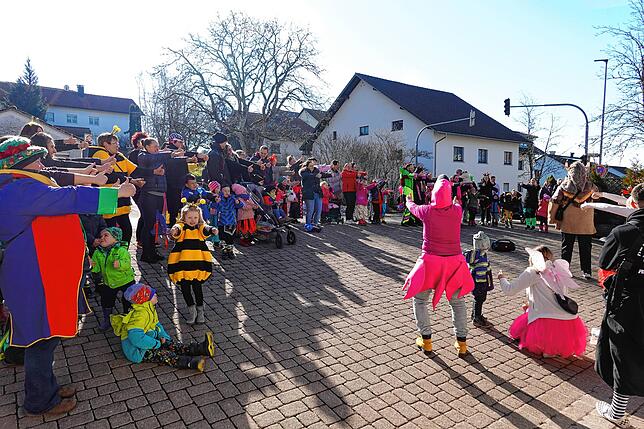 Kopf hoch und Po nach hinten: Kindergarten Kunterbunt tanzte ausgibig „Tschu Tschu wa“.