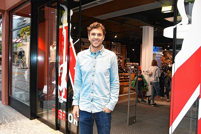 Alexander Kupprion, Geschäftsführer von Sport Müller und Vorsitzender der Händlervereinigung City Ring, am Haupteingang des Singener ...