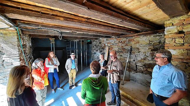 Der Keller zeigt bereits die Historie des Hauses mit Steinen und Jahrhunderte altem Holz.