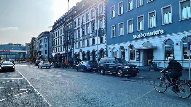Hier auf dem Bahnhofplatz ging es am Mittwochnachmittag zwischen zwei Männern zur Sache. Einer schlug zweimal zu und fuhr dann weg.