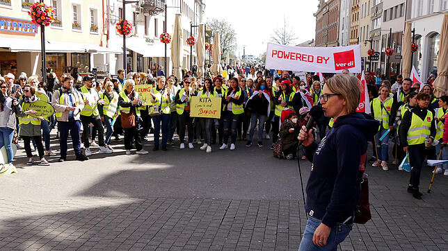 Geschätzt 150 Erzieherinnen und Erzieher fanden sich am ersteb Streiktag zu einer Kundgebung auf der Marktstätte zusammen, um auf ihre ...