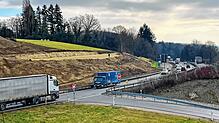 Die bislang senkrecht einmündende Auffahrt mit Stoppstelle in Richtung Friedrichshafen wird durch eine Einfädelspur über die neue Brücke ...