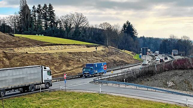 Die bislang senkrecht einmündende Auffahrt mit Stoppstelle in Richtung Friedrichshafen wird durch eine Einfädelspur über die neue Brücke ...