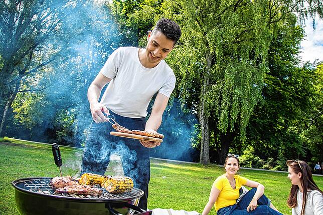 Grillen im Park? Das ist nur mancherorts erlaubt. Meistens gilt: Nur an ausgewiesenen Grillplätzen. Und selbst die sind zurzeit oft ...