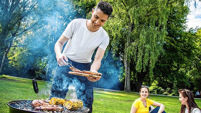 Grillen im Park? Das ist nur mancherorts erlaubt. Meistens gilt: Nur an ausgewiesenen Grillplätzen. Und selbst die sind zurzeit oft ...
