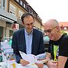 Hans-Jürgen März (rechts) im Gespräch mit Bürgermeister Micha Bächle. Das Stadtoberhaupt diskutiert auf dem Wochenmarkt mit den Bürgern ...
