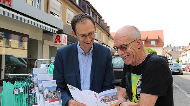 Hans-Jürgen März (rechts) im Gespräch mit Bürgermeister Micha Bächle. Das Stadtoberhaupt diskutiert auf dem Wochenmarkt mit den Bürgern ...