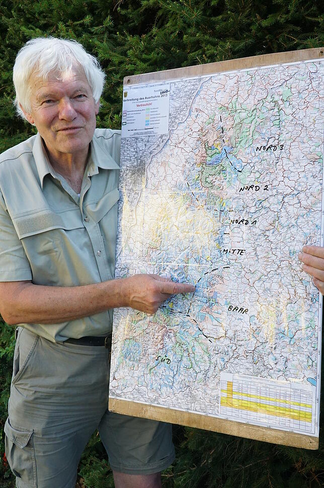 Der Auerhahnexperte und leidenschaftliche Kämpfer für das Überleben des Auerwilds, Gerrit Müller, zeigt, wo die Auerhähne noch zu finden ...