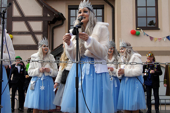 Brautjungfern wie aus dem Märchen, die Mädels von den „Cheers“, der Tanzgruppe in der Prinzessin Natalie sonst tanzt, kam ...