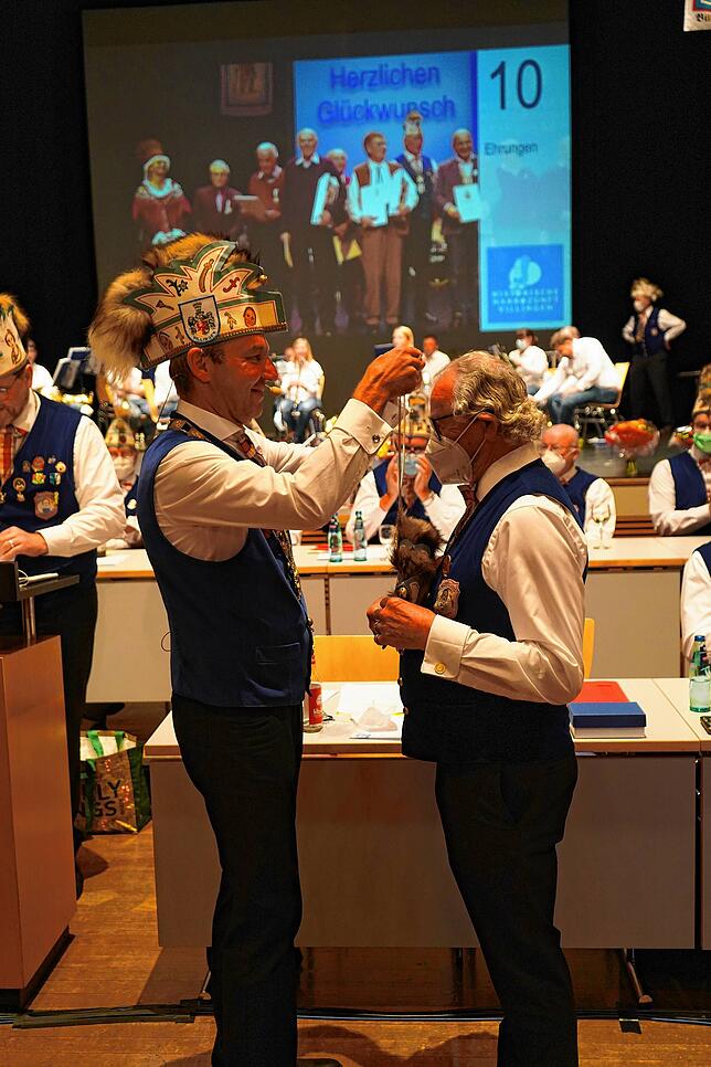 Zunftmeister Anselm Säger ehrt Bernd Dilg (rechts) für 30 Jahre Mitarbeit im Zunftrat.