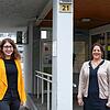Katja Teuchert (links) und Claudia Effenberger vor der Zähringerstraße 21, wo die Erhebungsstelle ihren Sitz hat.