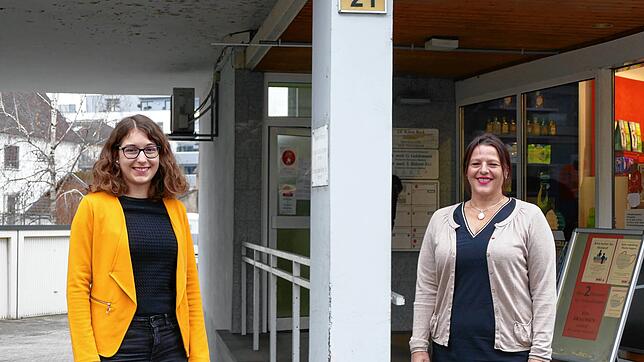 Katja Teuchert (links) und Claudia Effenberger vor der Zähringerstraße 21, wo die Erhebungsstelle ihren Sitz hat.