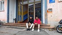 (Archivbild) Asifullah Wesal (links) und Mohamed Barial, beide aus Afghanistan, sind froh, in der Unterkunft in der Steinstraße eine ...
