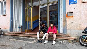 (Archivbild) Asifullah Wesal (links) und Mohamed Barial, beide aus Afghanistan, sind froh, in der Unterkunft in der Steinstraße eine ...