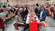Zum Seniorennachmittag der Gemeinde Murg, der in der Murgtalhalle stattfand, waren mehr als 400 gekommen. Im Vordergrund, von links: ...