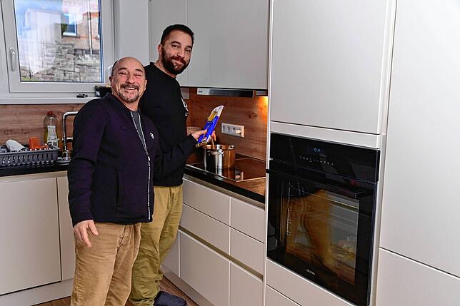Sabatino Carvelli steht in der neuen Küche und kocht. Was? „Natürlich Spaghetti“, lacht Giovanni und reicht ihm die Pasta.