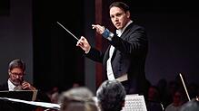Chefdirigent Gabriel Venzago bei einem Konzert im vergangenen September: Die Zukunft der Bodensee Philharmonie ist wieder einmal Thema ...