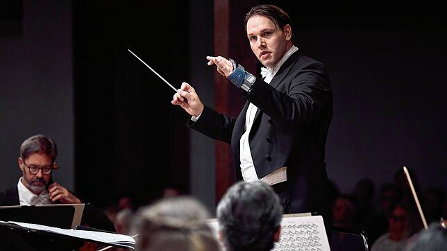 Chefdirigent Gabriel Venzago bei einem Konzert im vergangenen September: Die Zukunft der Bodensee Philharmonie ist wieder einmal Thema ...
