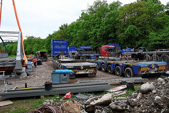 Bild 21: Brückenbau mit Nervenkitzel: Der Einbau der Neuwiesenbrücke für die Pendlerradroute P2