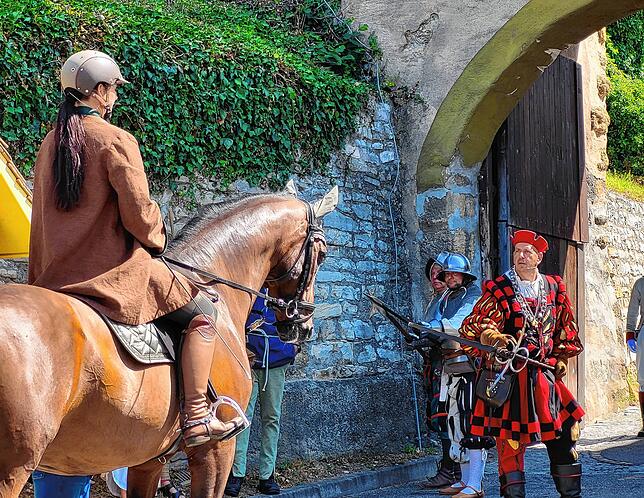 Reiterin informiert über die heranrückende Bauernschaft