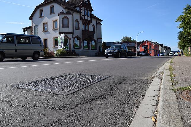 Wenn die Fahrbahn die Deckschicht bekommt, wird es um diesen vierecken Schacht in der Radolfzeller Straße und viele andere Schächte oder ...