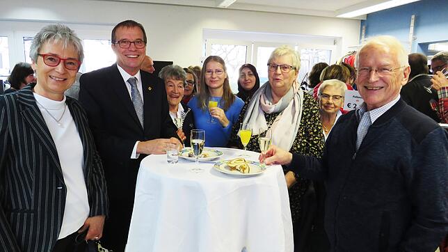 Bei der Jubiläumsfeier des Kleiderladens: DRK-Ortsvereinsvorsitzenden Irene Knauber (von links), Oberbürgermeister Klaus Eberhardt, die ...