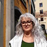 Silvia Woldert vom Goldschmiede-Betrieb Blauhut in der Zollernstraße.