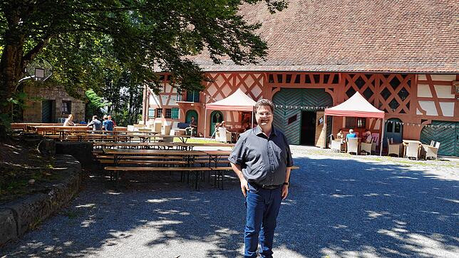 Peter Birnthaler, Projektleiter auf Schloss Hohenfels, vor dem Restaurant auf Schloss Hohenfels
