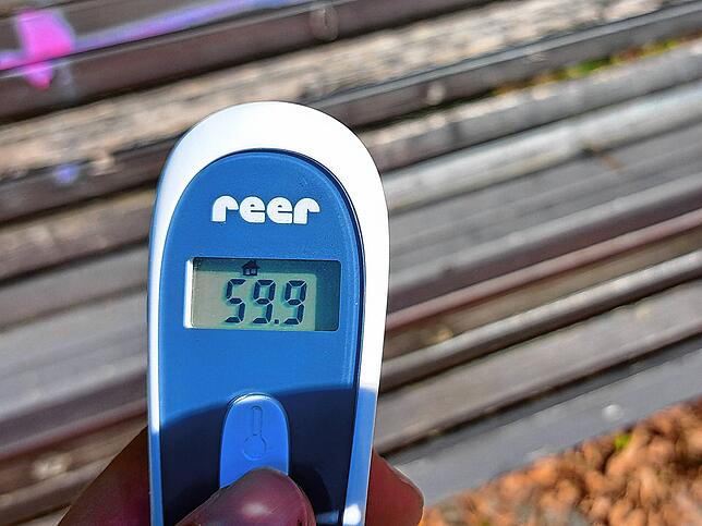 So heiß ist es am 6. August am Benediktinerplatz auf einer Sitzbank, die der Sonne ausgeliefert ist.