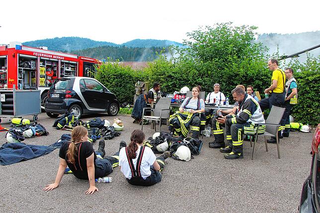Bild 3: Scheune brennt: Bilder vom Großeinsatz der Feuerwehr in Bernau-Goldbach