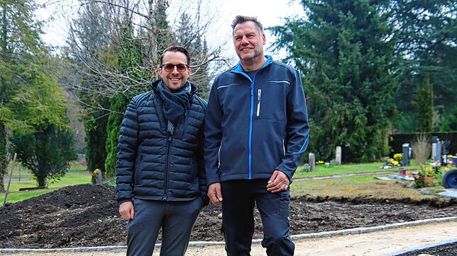 Auf dem Radolfzeller Waldfriedhof entsteht aufgrund der großen Nachfrage derzeit ein neues Baumgrabfeld. TBR-Leiter Ferdi Cihan (links) ...
