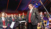 Voller stolz blickt Dirigent Volker Rückert auf seine Musiker, die am Samstagabend ein klasse Konzert hinlegen und sich unter tosendem ...