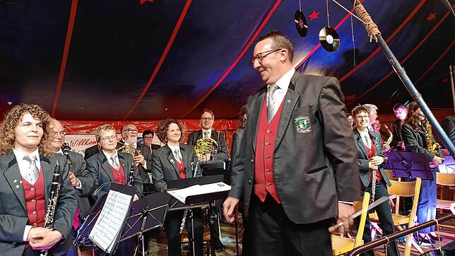 Voller stolz blickt Dirigent Volker Rückert auf seine Musiker, die am Samstagabend ein klasse Konzert hinlegen und sich unter tosendem ...