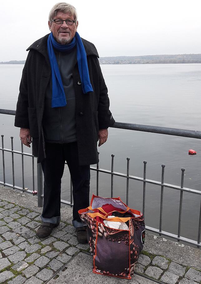 Michael Gawol steht mit seinen Siebensachen an der Promenade in Überlingen. In den Bodensee hatte sich der Rentner vor vielen Jahren ...