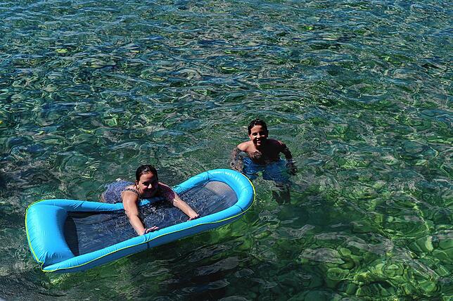Salma und Ismail sind sofort verliebt in den Bodensee. Sie möchten jetzt öfter hier Urlaub machen. „Wir schwimmen sonst im ...