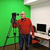 Der Leiter der Wutöschinger Alemannenschule, Stefan Ruppaner, zeigt die Möglichkeiten im Medienlabor, das Lernbegleitern und Lernpartner ...