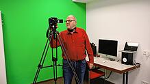 Der Leiter der Wutöschinger Alemannenschule, Stefan Ruppaner, zeigt die Möglichkeiten im Medienlabor, das Lernbegleitern und Lernpartner ...