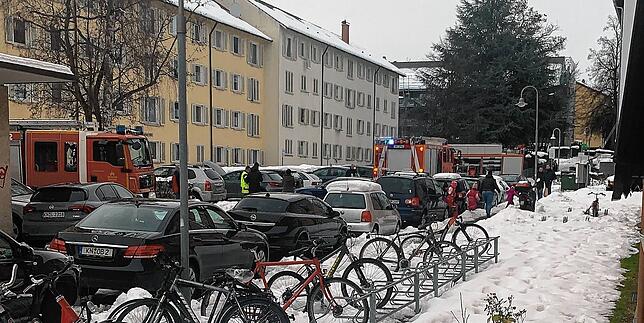 Mit drei Fahrzeugen musste die Feuerwehr anrücken, um die eingeschlossene Katze zu retten. Es dauerte fast zwei Stunden.
