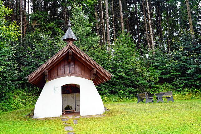 Ein Andachtsort mit Spitzname: Idyllisch am Waldrand liegt die Apollonia-Kapelle, die Zahnkäppele genannt wird.