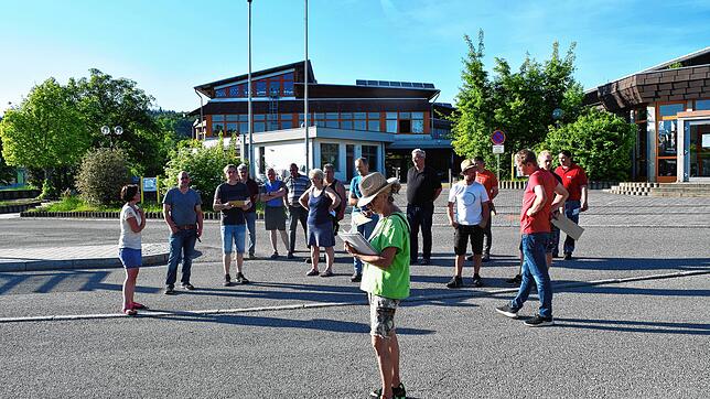 Die Vorbereitungen für das 20. Eigeltinger Dorffest laufen auf Hochtouren. Hier sieht man die Vereinsvertreter bei der Besprechung mit ...