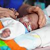 Frühgeborene und kranke Neugeborene, wie hier auf dem Bild, werden auf der neonatologischen Intensivstation der Kinderklinik versorgt. ...