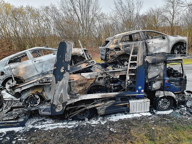 Das Wrack des ausgebrannten Autotransporters mit insgesamt sieben Fahrzeugen auf der B 31 bei Überlingen.