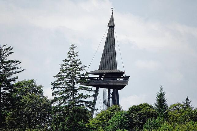 Herausragend: Der Gugelturm von Engelschwand aus.