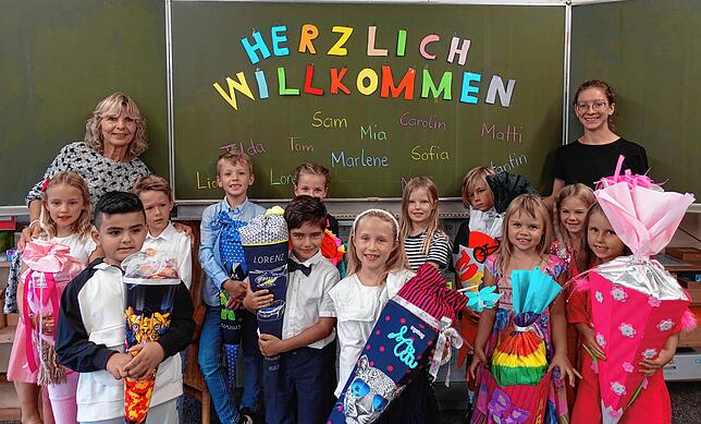 Klasse Fu4b: Klassenlehrerin Traudi Kriegler (links) und Praktikantin Julia Eisleb (rechts) heißen die Erstklässler Willkommen.