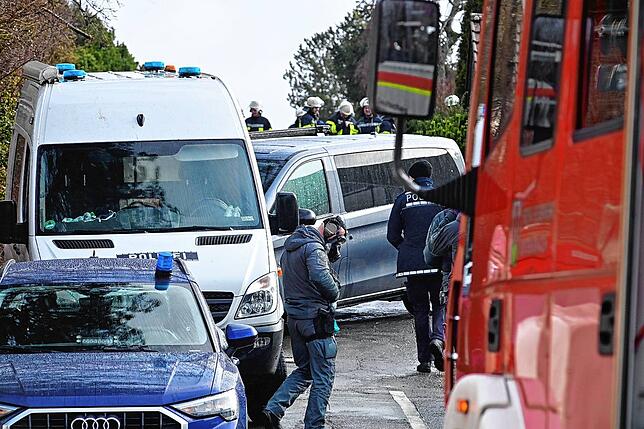 Polizei untersucht das Gebäude am Panoramaweg 22 in Unterkirnach am Tag nach dem Großeinsatz.